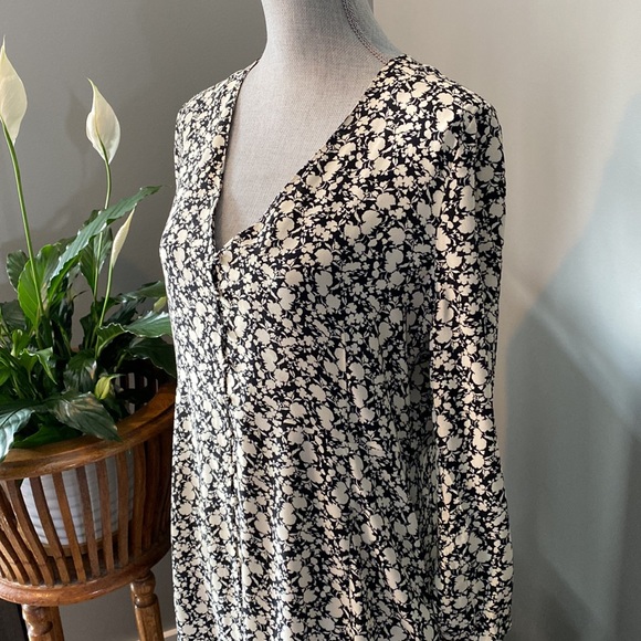 Sweet little black and white, small floral pattern, summer dress - Picture 2 of 7